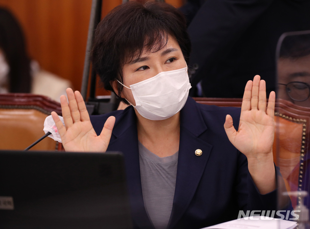 [서울=뉴시스]김선웅 기자 = 국민의힘 조수진 의원이 8일 국회에서 열린 법제사법위원회의 헌법재판소 등에 대한 국정감사에서 박종문 헌법재판소 사무처장에게 질의하고 있다. (공동취재사진) 2020.10.08.  photo@newsis.com