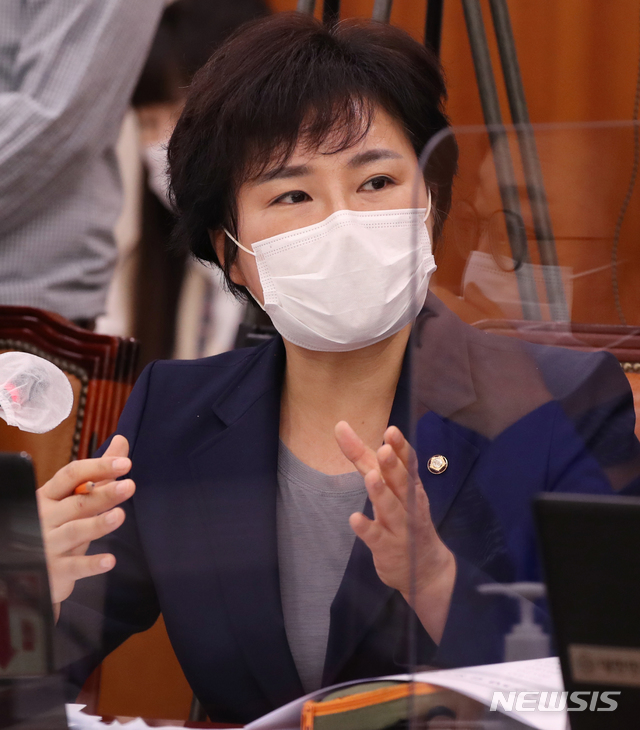 [서울=뉴시스]김선웅 기자 = 국민의힘 조수진 의원이 8일 국회에서 열린 법제사법위원회의 헌법재판소 등에 대한 국정감사에서 박종문 헌법재판소 사무처장에게 질의하고 있다. (공동취재사진) 2020.10.08.&nbsp;&nbsp; photo@newsis.com