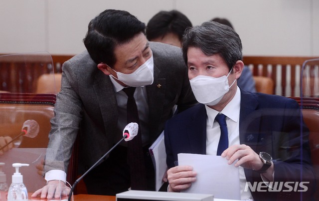 [서울=뉴시스]전진환 기자 = 이인영 통일부 장관이 8일 오후 서울 여의도 국회에서 열린 외교통일위원회 국정감사에 앞서 김영호 더불어민주당 의원과 대화를 하고 있다. (공동취재사진) 2020.10.08. photo@newsis.com