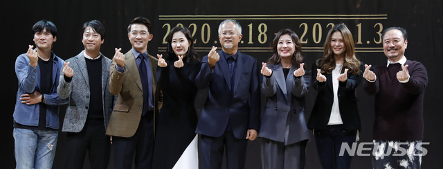 [서울=뉴시스] 고승민 기자 = 8일 서울 정동극장에서 열린 2020 정동극장 연극시리즈 '더 드레서' 제작발표회에서배우 송승환, 안재욱, 오만석 등 출연진이 기념촬영을 하고 있다. 20세기 후반 최고의 연극 중 하나로 평가받는 로널드 하우드의 '더 드레서'는 노배우의 '선생님'과 그의 오랜 드레서 '노먼'의 인생 이야기를 다룬다. 공연은 11월 18일부터 내년 1월3일까지 열린다. 2020.10.08.kkssmm99@newsis.com