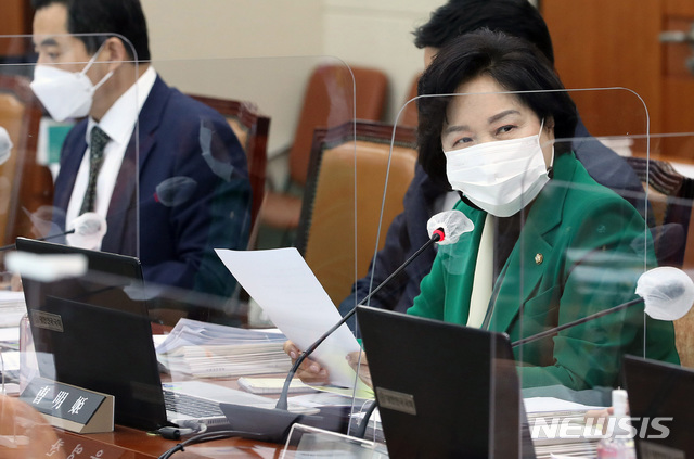 [서울=뉴시스]김선웅 기자 = 조명희 국민의힘 의원이 8일 오후 서울 여의도 국회에서 열린 과학기술정보방송통신위원회의 방통위에 대한 국정감사에서 질의를 하고 있다. (공동취재사진) 2020.10.08.&nbsp; photo@newsis.com