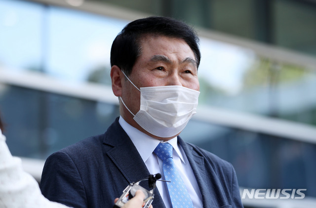 [서울=뉴시스]홍효식 기자 = 최인식 8.15비대위 사무총장이 8일 서울 서초구 서울행정법원에서 열린 '한글날 집회' 서울특별시장 및 서울종로경찰서장 상대 옥외집회 금지처분 취소 소송 집행정지 심문기일에 출석을 마치고 취재진 질문에 답하고 있다. 2020.10.08.&nbsp; yesphoto@newsis.com