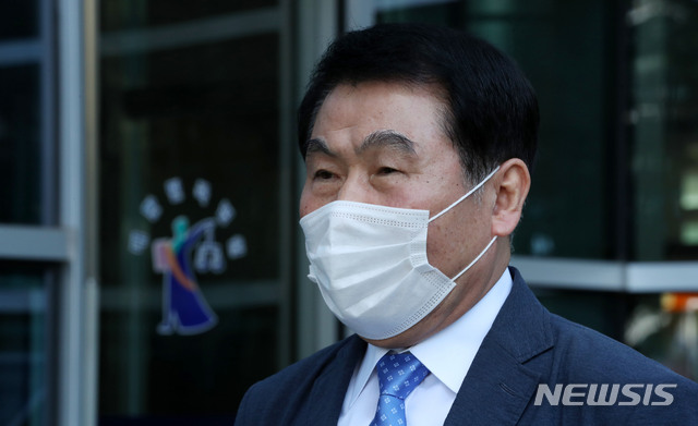 [서울=뉴시스]홍효식 기자 = 최인식 8.15비대위 사무총장이 8일 서울 서초구 서울행정법원에서 열린 '한글날 집회' 서울특별시장 및 서울종로경찰서장 상대 옥외집회 금지처분 취소 소송 집행정지 심문기일에 출석을 마치고 취재진 질문에 답하고 있다. 2020.10.08.&nbsp; yesphoto@newsis.com