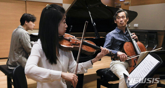 [서울=뉴시스] 박민석 기자 = 첼리스트 양성원 예술감독, 김태형 피아니스트, 크리스텔 리 바이올리니스트가 지난 8일 오후 서울 서대문구 연세대학교 금호아트홀에서 연주를 하고 있다. 2020.10.09.&nbsp; mspark@newsis.com