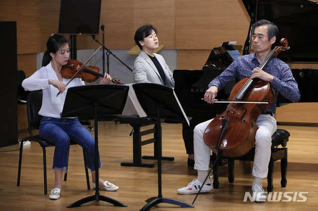 [서울=뉴시스] 박민석 기자 = 첼리스트 양성원 예술감독, 김태형 피아니스트, 크리스텔 리 바이올리니스트가 지난 8일 오후 서울 서대문구 연세대학교 금호아트홀에서 연주를 하고 있다. 2020.10.09. mspark@newsis.com