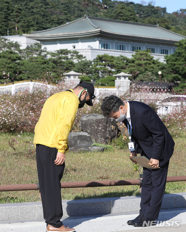 [서울=뉴시스] 조수정 기자 = 북한 피격으로 사망한 공무원 A씨 형 이래진 씨가 8일 서울 청와대 분수대 앞에서 고영호 청와대 시민사회수석 비서관실 행정관과 만나 A씨의 아들이 작성한 원본 편지를 전달한 뒤 인사하고 있다. 2020.10.08.  chocrystal@newsis.com