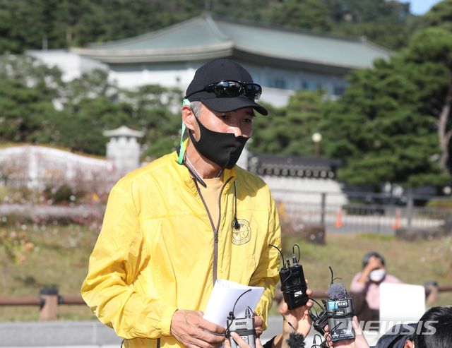 [서울=뉴시스] 조수정 기자 = 북한 피격으로 사망한 공무원 A씨 형 이래진 씨가 8일 서울 청와대 분수대 앞에서 고영호 청와대 시민사회수석 비서관실 행정관과 만나 A씨의 아들이 작성한 원본 편지를 전달한 뒤 기자회견 하고 있다. 2020.10.08.  chocrystal@newsis.com