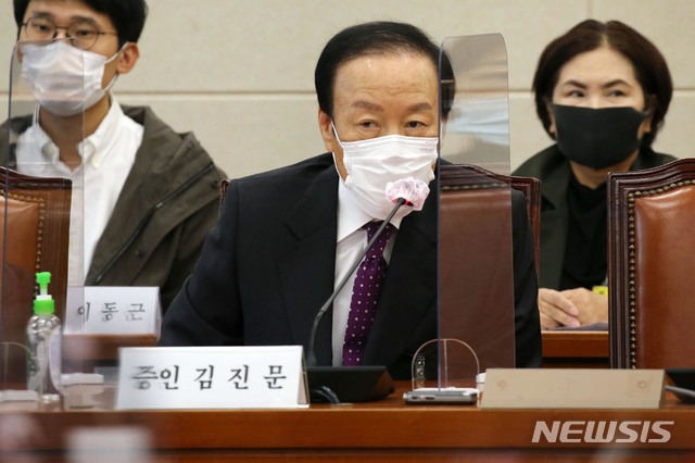 [서울=뉴시스]최동준 기자 = 8일 국회 보건복지위원회 전체회의실에서 열린 복지부, 질병관리청에 대한 국정감사에 김진문 신성약품 대표가 출석해 발언하고 있다. (공동취재사진) 2020.10.08.&nbsp; photo@newsis.com