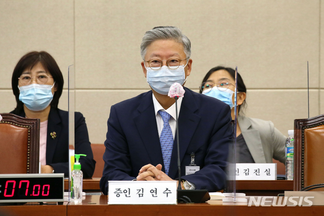 [서울=뉴시스]최동준 기자 = 8일 국회 보건복지위원회 전체회의실에서 열린 복지부, 질병관리청에 대한 김연수 서울대학교병원장이 출석해 앉아 있다. (공동취재사진) 2020.10.08.&nbsp; photo@newsis.com