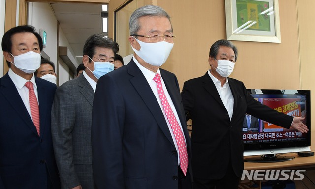 [서울=뉴시스]전진환 기자 = 국민의힘 김종인 비대위원장이 8일 오후 서울 마포구에서 '더 좋은 세상으로 포럼(마포 포럼)' 초청 강연에 앞서 김무성(오른쪽) 전 의원이 자리를 안내하고 있다. 김종인 위원장은 '보수정당, 어떻게 재집권할 것인가'를 주제로 강연했다. (공동취재사진) 2020.10.08. photo@newsis.com