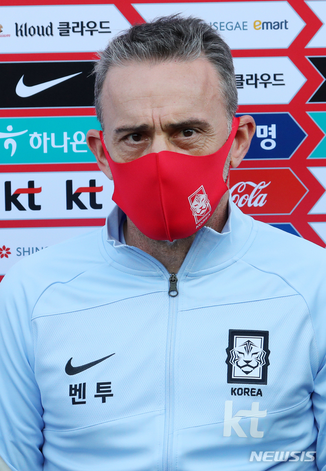 [파주=뉴시스]배훈식 기자 = 올림픽 축구 대표팀과의 친선 경기를 앞둔 파울루 벤투 국가대표팀 감독이 8일 오후 경기 파주시 파주NFC에서 인터뷰를 하고 있다. 2020.10.08. dahora83@newsis.com