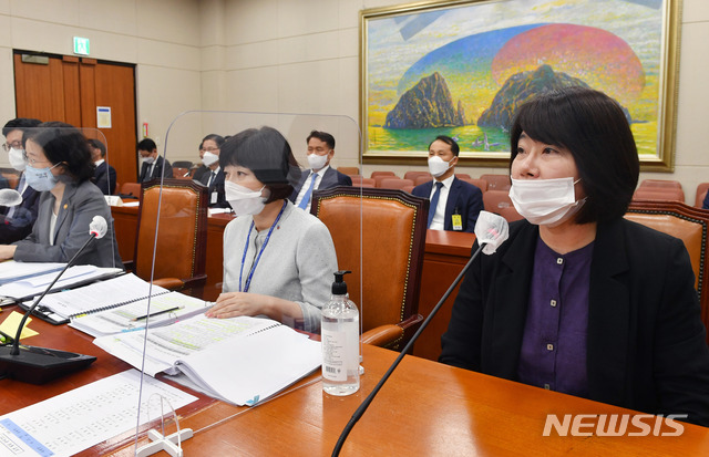 [서울=뉴시스] 최동준 기자 = 이윤숙 네이버 쇼핑 사장(오른쪽)이 8일 국회에서 열린 정무위원회의 공정위 국정 감사에 증인으로 출석해 의원 질의에 답변하고 있다. 2020.10.08. photo@newsis.com