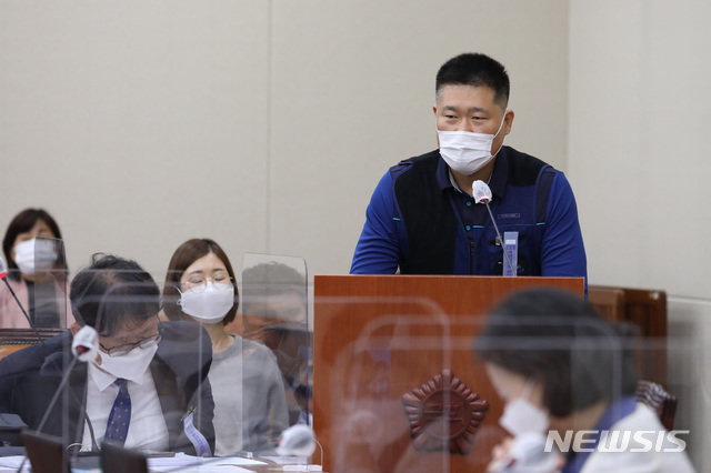 [서울=뉴시스] 전진환 기자 = 인천공항공사 해고자 이종혁씨가 8일 오후 서울 여의도 국회에서 열린 환경노동위원회의 고용노동부에 대한 국정감사에서 참고인으로 출석해 의원들의 질의에 답하고 있다. (공동취재사진) 2020.10.08 photo@newsis.com