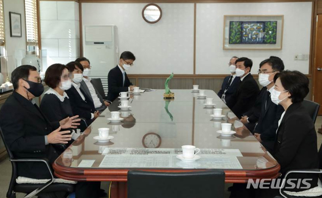 [서울=뉴시스] 추미애 법무부장관이 8일 서울남부지검 검사장실에서 간부들이 배석한 가운데 고(故) 김홍영 검사의 부모님과 추모의 마음을 나누고 있다. (사진=법무부 제공) 2020.10.08.&nbsp; photo@newsis.com