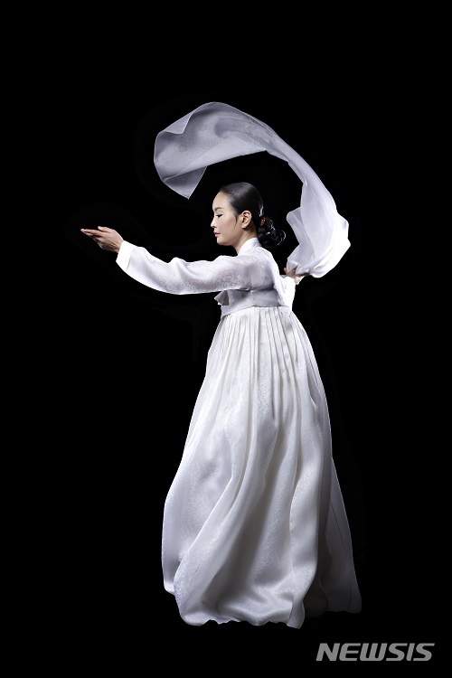 [대구=뉴시스]이은혜 기자 = 대구 봉산문화회관은 10일 연속 기획 공연 프로그램 '봉포유(Bong For you)'의 세 번째 무대로 한국 전통춤 공연 '흐름'을 개최한다. 2020.10.10. (사진=봉산문화회관 제공) photo@newsis.com