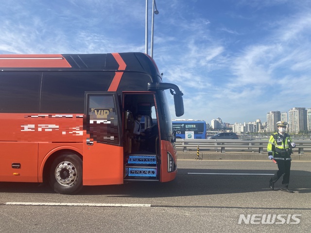 [서울=뉴시스] 이기상 기자 = 9일 오전 서울 용산구 한남대교 북단에서 도심 방향으로 진입하던 관광버스가 경찰에 제지를 받고 있다. 2020.10.09. wakeup@newsis.com
