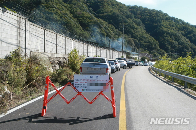 [화천=뉴시스]장경일 기자 = 강원도내 최초로 농가에서 아프리카돼지열병이 확진된 화천군 상서면 돼지사육 농가의 출입이 지난 9일 오전 방역당국에 의해 통제되고 있다. 2020.10.10.jgi1988@newsis.com