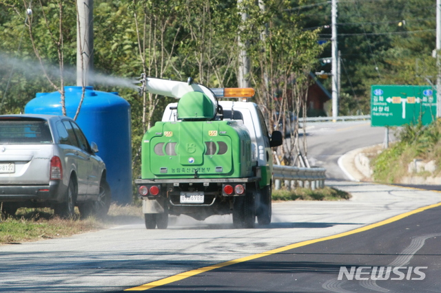 [화천=뉴시스]장경일 기자 = 강원도내 최초로 농가에서 아프리카돼지열병이 확진된 화천군 상서면 돼지사육 농가의 출입이 9일 오전 방역당국에 의해 통제되고 있는 가운데 방역차량이 인근 도로를 소독하고 있다. 2020.10.09.jgi1988@newsis.com
