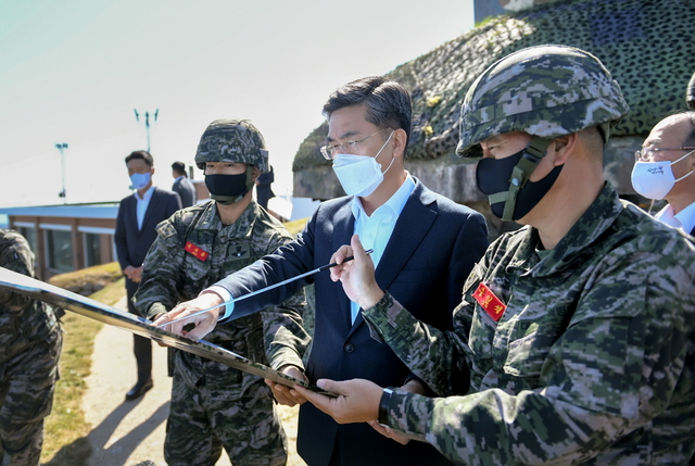 [서울=뉴시스] 서욱 국방부장관(가운데)이 9일 백령도 해병대 6여단에서 서북도서 방어를 위한 군사대비태세를 점검하고 있다. 2020.10.09. (사진=국방부  제공)