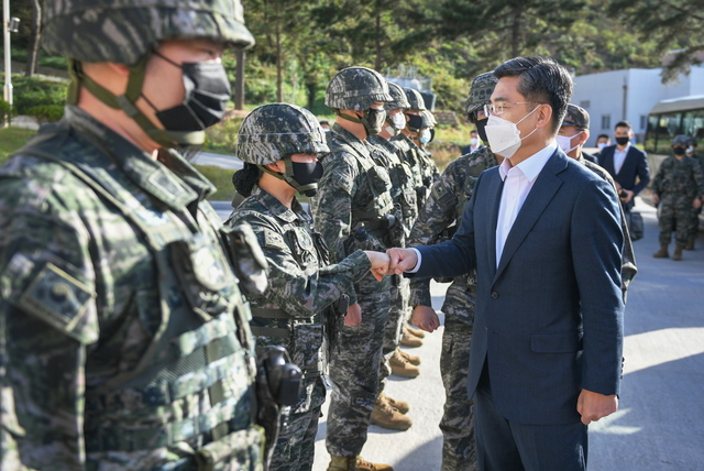 [서울=뉴시스] 서욱 국방부장관(오른쪽)이 9일 해병대 연평부대에서 서북도서 방어에 최선을 다하고 있는 장병들을 격려하고 있다. 2020.10.09. (사진=국방부  제공)