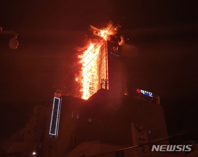 [울산=뉴시스] 박수지 기자 =8일 오후 11시 7분께 울산시 남구 신정동 아르누보 아파트에서 화재가 발생했다..(사진=울산소방본부 제공) 2020.10.09photo@newsis.com