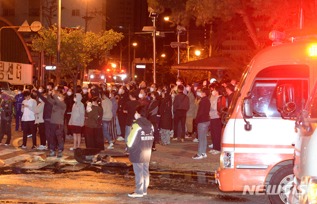 [울산=뉴시스] 배병수 기자 = 지난 8일 오후 11시 7분께 울산시 남구 신정동의 한 33층짜리 주상복합 아파트에서 큰 불이 발생. 대피한 주민들이 불길이 치솟고 있는 현장을 바라보고 있다. 2020.10.09.   bbs@newsis.com