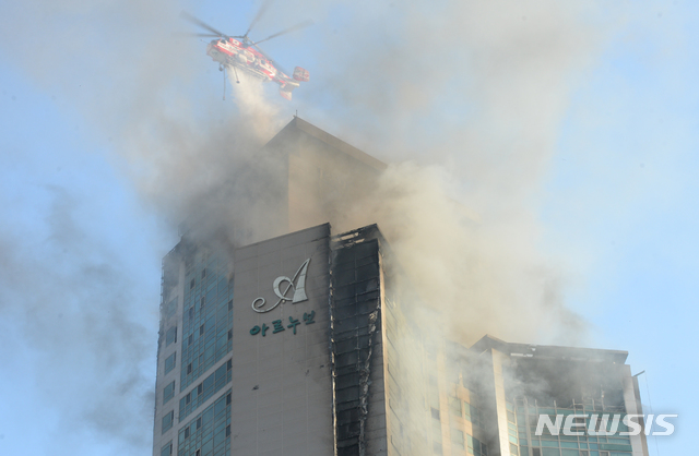 [울산=뉴시스] 배병수 기자 = 지난 8일 오후 11시 7분께 울산시 남구 신정동의 한 33층짜리 주상복합 아파트에서 큰 불이 발생, 소방헬기가 진화작업을 하고 있다. 2020.10.09.  bbs@newsis.com