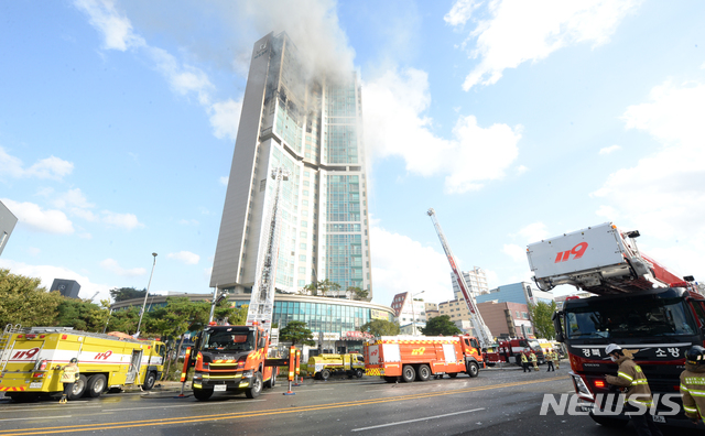 [울산=뉴시스] 배병수 기자 = 지난 8일 오후 11시 7분께 울산시 남구 신정동의 한 33층짜리 주상복합 아파트에서 큰 불이 발생, 9일소방대원들이 진화작업을 하고 있다. 2020.10.09. bbs@newsis.com