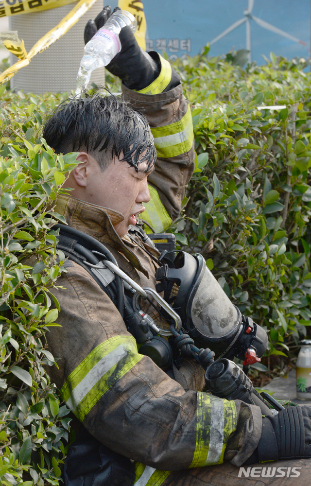 [울산=뉴시스] 배병수 기자 = 지난 8일 오후 11시 7분께 울산시 남구 신정동의 한 33층짜리 주상복합 아파트에서 큰 불이 발생, 9일 진화작업을 마친 소방대원이 생수로 열기를 식히고 있다. 2020.10.09.&nbsp; bbs@newsis.com 