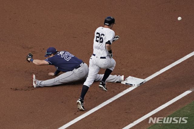  [샌디에이고=AP/뉴시스]탬파베이 레이스 최지만(왼쪽)이 8일(현지시간) 미 캘리포니아주 샌디에이고 펫코파크에서 열린 2020 메이저리그(MLB) 뉴욕 양키스와의 아메리칸리그 디비전시리즈(ALDS) 4차전에 선발 출전해 1회 수비하고 있다. 최지만은 4타수 1안타를 기록해 메이저리그 포스트시즌(PS) 통산 7번째 안타를 기록, 한국인 메이저리거 최다 안타 신기록을 썼다. 탬파베이는 이 경기에서 1-5로 패해 최종 5차전에서 승부를 보게 됐다. 2020.10.09. 