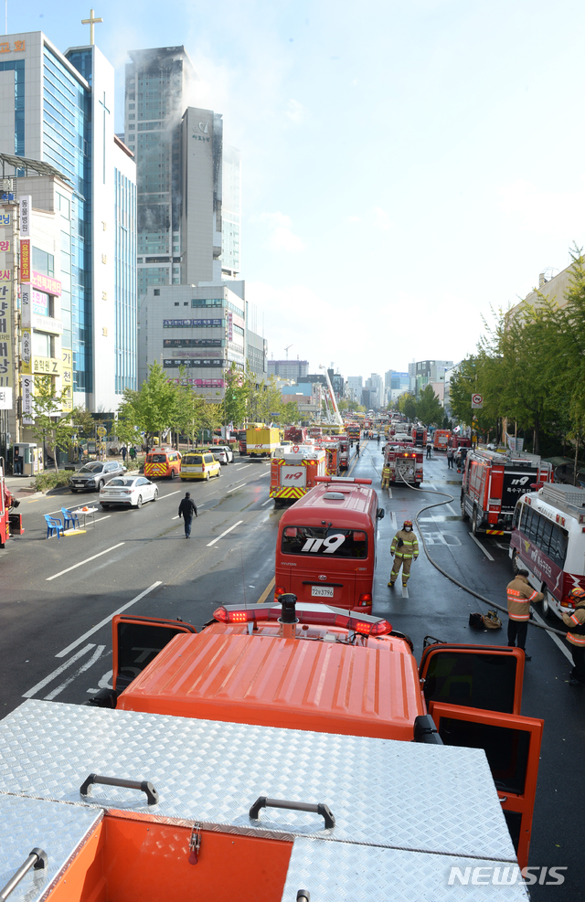 [울산=뉴시스] 배병수 기자 = 8일 오후 11시7분께 울산시 남구 신정동의 33층짜리 주상복합 아파트에서 큰불이 났다. 9일 소방대원들이 진화작업을 하고 있다. 2020.10.09. bbs@newsis.com