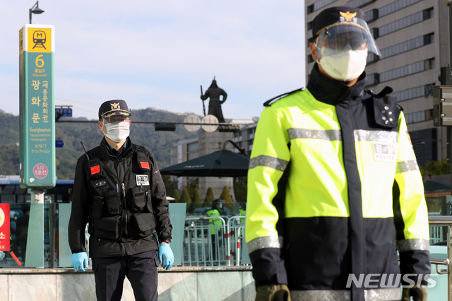 [서울=뉴시스]이윤청 기자 = 한글날인 9일 서울 광화문역에서 경찰이 집회를 차단하기 위해 역 출입구를 폐쇄하고 출입을 통제하고 있다. 2020.10.09.&nbsp; radiohead@newsis.com