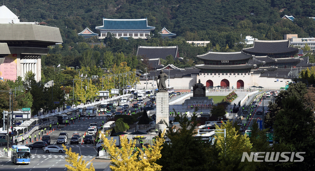 [서울=뉴시스]이윤청 기자 = 한글날인 9일 경찰이 서울 광화문 광장에서 차벽을 설치해 집회를 차단하고 있다. 2020.10.09.&nbsp; radiohead@newsis.com
