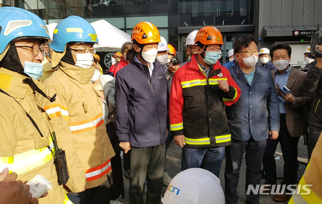 [서울=뉴시스]추상철 기자 = 진영 행정안전부 장관과 정문호 소방청장이 9일 오전 울산 남구 주상복합아파트 화재현장을 찾아 현장 상황을 살피고 있다.(사진=소방청 제공) 2020.10.09.  photo@newsis.com