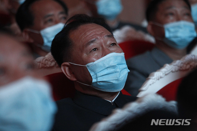 [평양=AP/뉴시스] 북한이 신종 코로나바이러스 감염증(코로나19)의 확산을 막기 위해 국경지역의 야간 통행금지 시간을 오후 8시부터에서 오후 6시부터로 2시간 앞당겼다고 15일(현지시간) 소식통은 전했다. 사진은 지난 8일 노동당 창건 75주년 열병식 날 삼지연 극장에서 열린 오케스트라 공연을 감상 중인 북한 주민들의 모습. 2020.10.16.