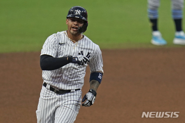 [샌디에이고=AP/뉴시스] 뉴욕 양키스의 클레이버 토레스는 9일(한국시간) 미국 캘리포니아주 샌디에이고의 펫코 파크에서 열린 메이저리그(MLB) 아메리칸리그 디비전시리즈 4차전 탬파베이와의 경기에 출전, 6회말 투런 홈런을 날렸다.