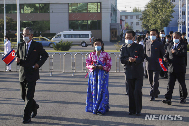 [평양=AP/뉴시스]8일 평양 삼지연 극장에서 조선노동당 창건 75주년을 축하하는 삼지연 관현악단의 공연이 열려 '조선노동당 창건 75돌 경축 대표'들이 공연을 관람하러 극장으로 들어가고 있다. 북한은 10일 조선노동당 창건 75주년을 맞는다. 2020.10.09. 