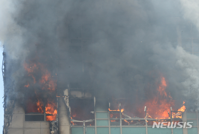 [울산=뉴시스] 배병수 기자 = 8일 밤 11시7분 울산시 남구 신정동의 33층짜리 주상복합 아파트에서 큰불이 났다. 꺼져가던 불씨가 9일 강풍으로 되살아나고 있다. 2020.10.09. bbs@newsis.com