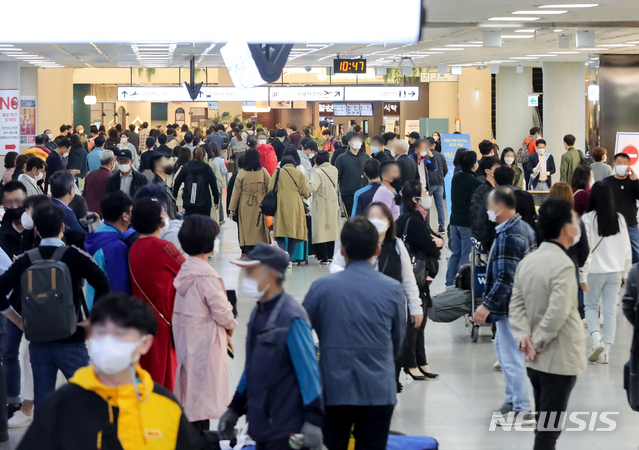 [제주=뉴시스]우장호 기자 = 한글날 연휴를 맞은 9일 제주국제공항 1층 도착장이 관광객들의 발길로 붐비고 있다. 제주도와 제주도관광협회는 11일까지 이어지는 사흘간 9만5000여명이 제주를 방문할 것으로 예측하고 있다. 2020.10.09. woo1223@newsis.com