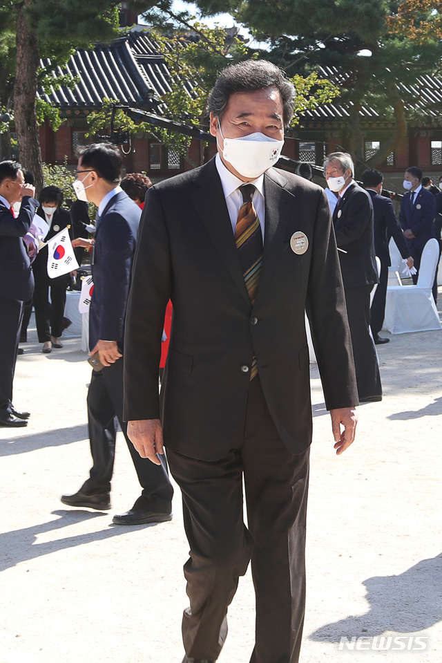 [서울=뉴시스]사진공동취재단 =이낙연 더불어민주당 대표가 9일 오전 서울 종로구 경복궁 수정전에서 열린 574돌 한글날 경축식에 참석한 후 행사장을 나서고 있다. 2020.10.09.&nbsp; photo@newsis.com 