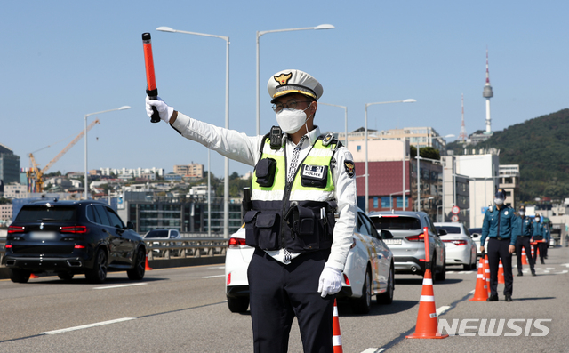 [서울=뉴시스]이윤청 기자 = 한글날인 9일 서울 한남대교 북단에서 경찰이 차량을 이용한 시위 등을 막기 위해 통행차량을 검문하고 있다. 2020.10.09.&nbsp; radiohead@newsis.com