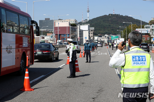 [서울=뉴시스]이윤청 기자 = 한글날인 9일 서울 한남대교 북단에서 경찰이 차량을 이용한 시위 등을 막기 위해 통행차량을 검문하고 있다. 2020.10.09. radiohead@newsis.com