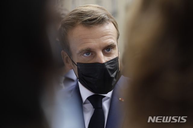 [파리=AP/뉴시스] 에마뉘엘 마크롱 프랑스 대통령은 14일(현지시간) 신종 코로나바이러스 감염증(코로나19) 방역을 주제로 생방송 대국민담화를 발표한다. 프랑스 주요 도시에서 코로나19 2차 확산이 본격화된 가운데 마크롱 대통령이 추가적인 방역 대책을 발표할 가능성이 높다. 사진은 지난 6일 마크롱 대통령이 파리에서 코로나19 방역 관련 일정을 수행하는 모습. 2020.10.14.
