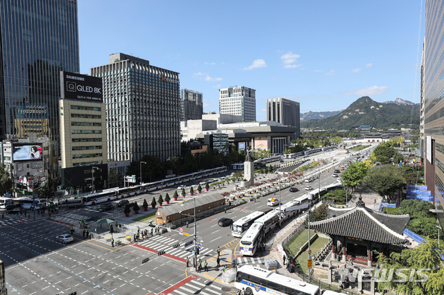 [서울=뉴시스] 이윤청 기자 = 한글날인 9일 오후 서울 세종대로 광화문광장 일대에 경찰 차벽이 설치돼 있다. 경찰은 이날 방역당국과 경찰의 금지 방침에도 집회와 차량시위가 강행될 상황에 대비해 도심 주요 도로 곳곳을 통제했다. (공동취재사진) 2020.10.09.&nbsp; photo@newsis.com