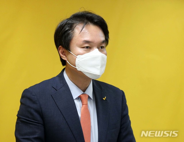 [서울=뉴시스]김선웅 기자 = 김종철 신임 정의당 대표가 9일 오후 서울 여의도 정의당 중앙당사에서 열린 6기 당대표 선출선거 결과 발표에서 당선 인사를 하고 있다. (공동취재사진) 2020.10.09.&nbsp; photo@newsis.com