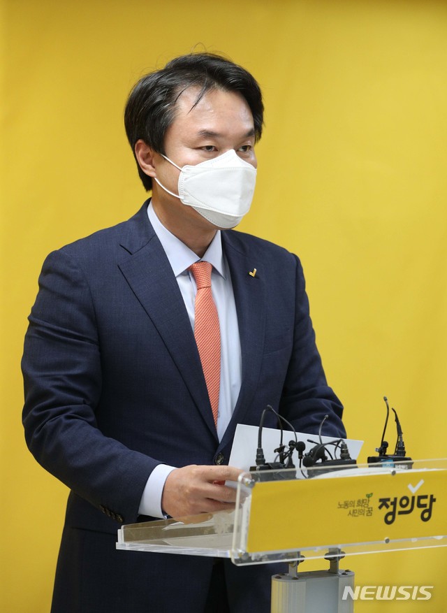 [서울=뉴시스]김선웅 기자 = 김종철 신임 정의당 대표가 9일 오후 서울 여의도 정의당 중앙당사에서 열린 6기 당대표 선출선거 결과 발표에서 당선 인사를 하고 있다. (공동취재사진) 2020.10.09.&nbsp; photo@newsis.com