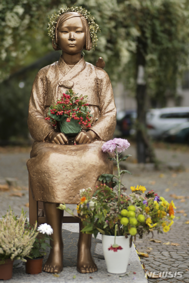 [베를린=AP/뉴시스]지난해 10월 9일(현지시간) 독일 베를린 미테구에 설치된 일본군 위안부를 상징하는 '평화의 소녀상'에 꽃 장식이 놓여져 있다. 2021.07.16.