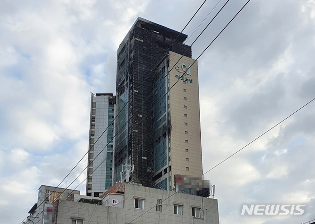 [울산=뉴시스]안정섭 기자 = 지난 8일 밤 울산 남구 달동의 한 주상복합아파트에서 화재가 발생한 가운데 9일 아파트 외벽에 불에 탄 흔적이 남아있다. 2020.10.09. yohan@newsis.com 