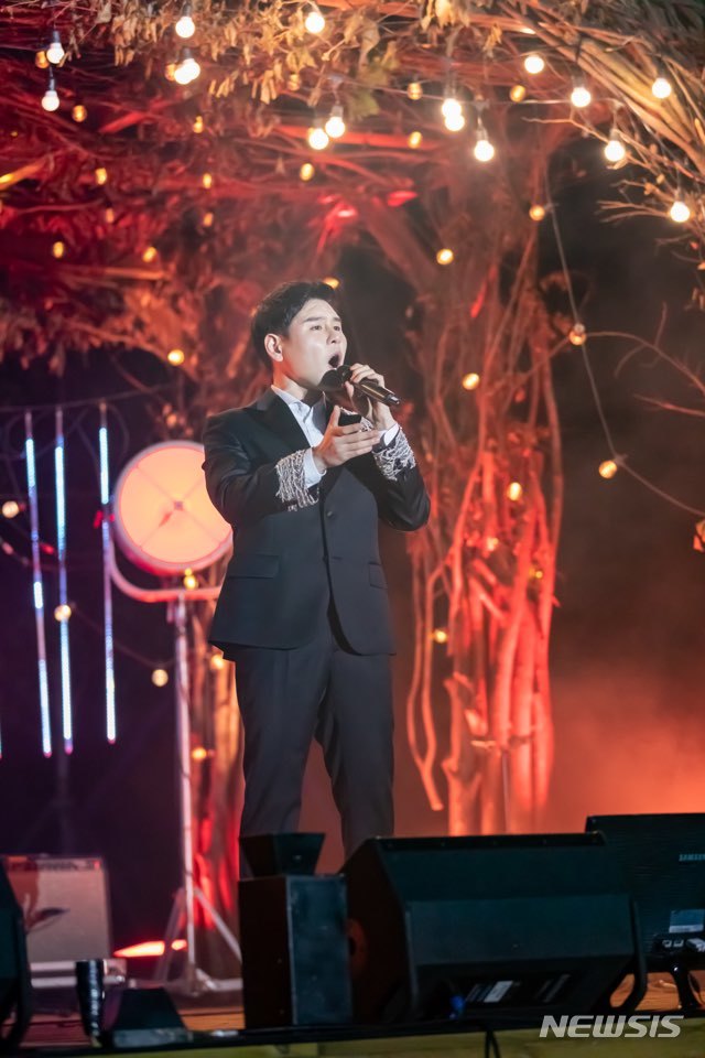 [서울=뉴시스] MBN 예능 프로그램 '보이스트롯' 우승자 뮤지컬 배우 겸 가수 박세욱 (사진=MBN 제공) 2020.10.11. photo@newsis.com