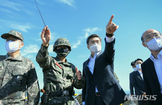 [서울=뉴시스] 서욱 국방부 장관이 9일 오전 해병대 연평부대와 백령도 제6여단를 방문해 서북도서 방어를 위한 군사대비태세를 점검하고 장병들을 격려했다. 사진은 백령도 해병대 6여단 찾은 서욱(오른쪽 두번째) 국방부 장관. (사진=국방부 제공) 2020.10.10. photo@newsis.com